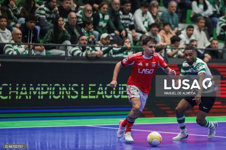 O Sporting garantiu hoje a sua sexta presença consecutiva na ‘final four’ da Liga dos Campeões de futsal impondo-se ao Benfica por 7-4, na segunda mão dos quartos de final, recuperando da derrota averbada na casa dos campeões nacionais.