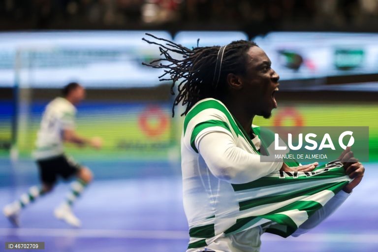 O Sporting garantiu hoje a sua sexta presença consecutiva na ‘final four’ da Liga dos Campeões de futsal impondo-se ao Benfica por 7-4, na segunda mão dos quartos de final, recuperando da derrota averbada na casa dos campeões nacionais.