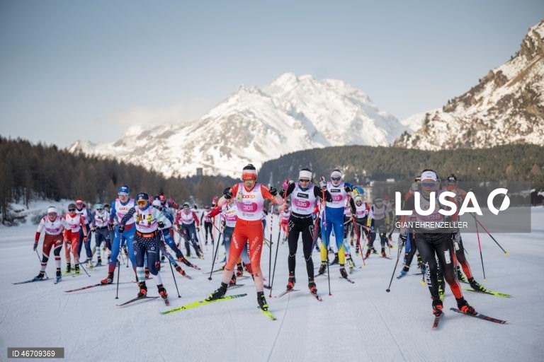Esquiadores competem na 56.ª maratona anual de esqui Engadin, de Maloja a S-Chanf, em Maloja, Suíça.