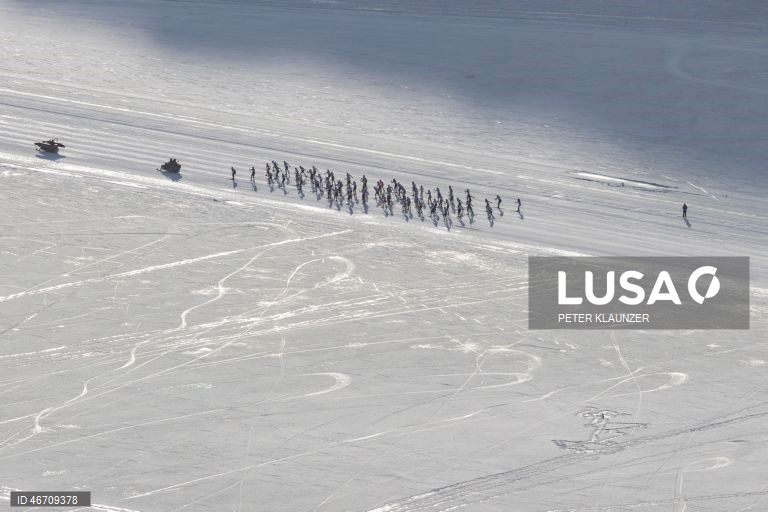 Esquiadores competem na 56.ª maratona anual de esqui Engadin, de Maloja a S-Chanf, em Maloja, Suíça.