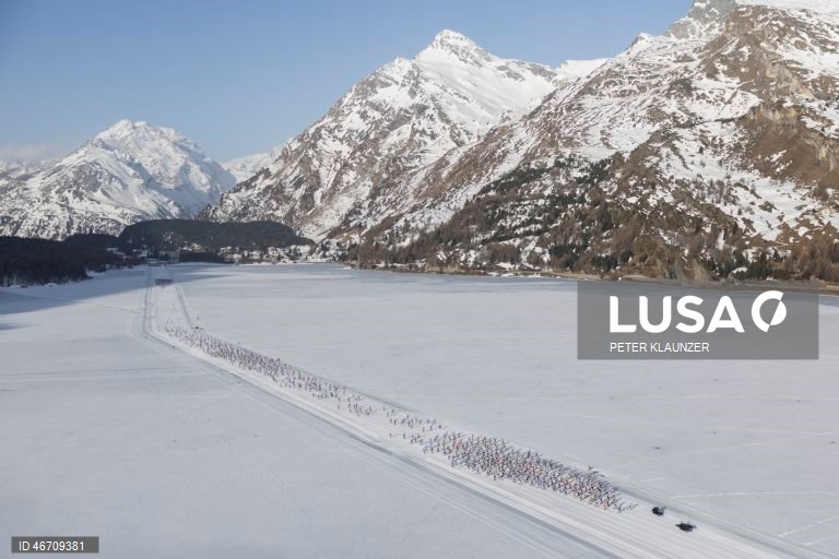 Esquiadores competem na 56.ª maratona anual de esqui Engadin, de Maloja a S-Chanf, em Maloja, Suíça.