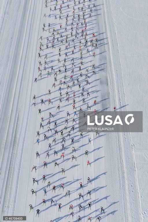 Esquiadores competem na 56.ª maratona anual de esqui Engadin, de Maloja a S-Chanf, em Maloja, Suíça.