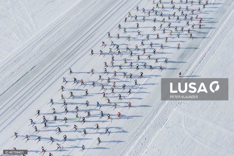 Esquiadores competem na 56.ª maratona anual de esqui Engadin, de Maloja a S-Chanf, em Maloja, Suíça.