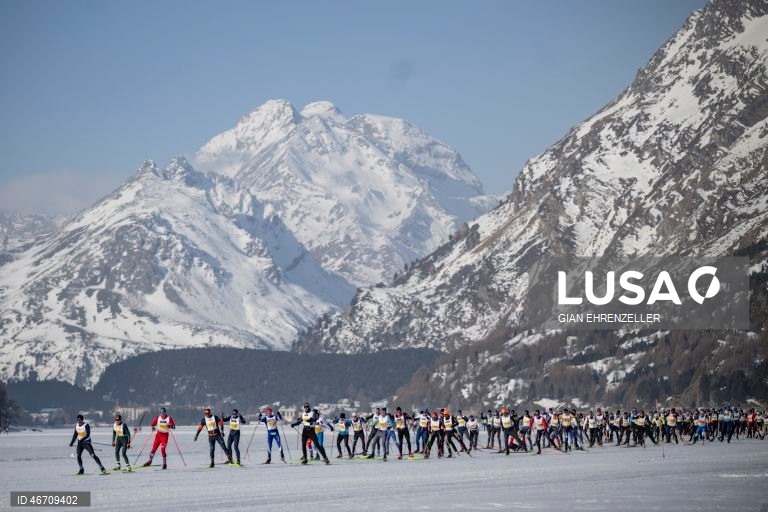Esquiadores competem na 56.ª maratona anual de esqui Engadin, de Maloja a S-Chanf, em Maloja, Suíça.