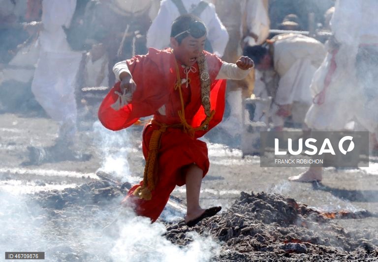 Festival anual de caminhada sobre brasas do templo Takao-san Yakuo-in em Hachioji, subúrbios de Tóquio, Japão. Monges e mil fiéis participaram no festival de caminhada sobre brasas, ou Hiwatari matsuri, rezando por proteção contra doenças, segurança na família e paz no mundo.