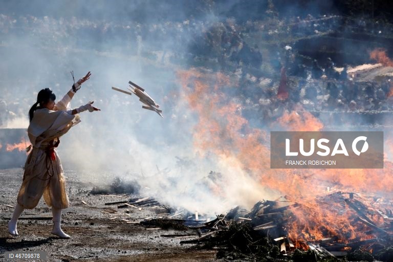 Festival anual de caminhada sobre brasas do templo Takao-san Yakuo-in em Hachioji, subúrbios de Tóquio, Japão. Monges e mil fiéis participaram no festival de caminhada sobre brasas, ou Hiwatari matsuri, rezando por proteção contra doenças, segurança na família e paz no mundo.