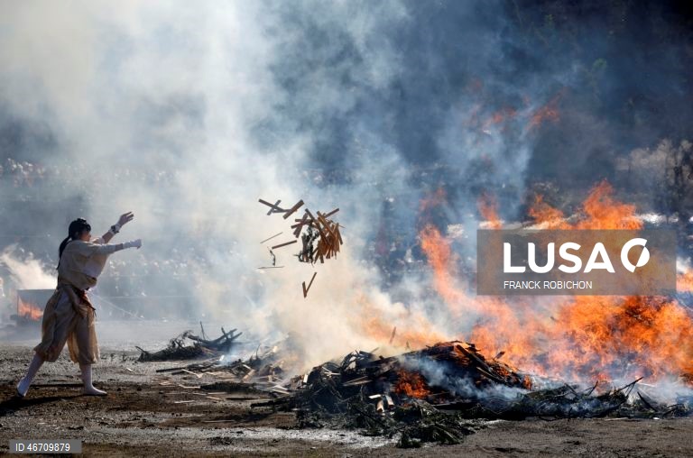 Festival anual de caminhada sobre brasas do templo Takao-san Yakuo-in em Hachioji, subúrbios de Tóquio, Japão. Monges e mil fiéis participaram no festival de caminhada sobre brasas, ou Hiwatari matsuri, rezando por proteção contra doenças, segurança na família e paz no mundo.