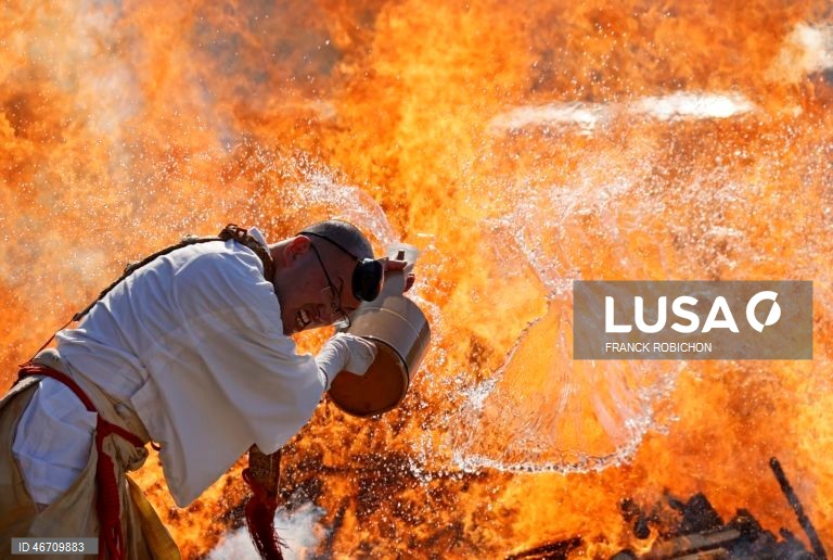 Festival anual de caminhada sobre brasas do templo Takao-san Yakuo-in em Hachioji, subúrbios de Tóquio, Japão. Monges e mil fiéis participaram no festival de caminhada sobre brasas, ou Hiwatari matsuri, rezando por proteção contra doenças, segurança na família e paz no mundo.