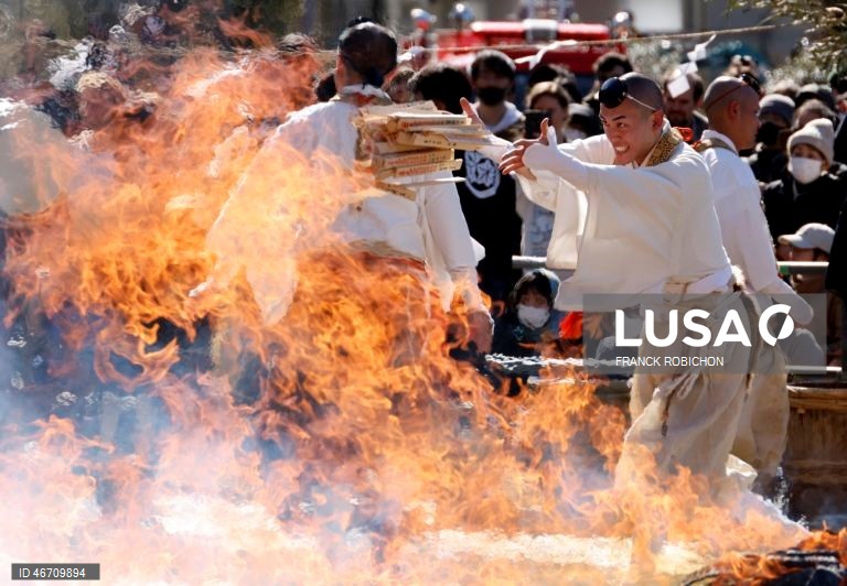 Festival anual de caminhada sobre brasas do templo Takao-san Yakuo-in em Hachioji, subúrbios de Tóquio, Japão. Monges e mil fiéis participaram no festival de caminhada sobre brasas, ou Hiwatari matsuri, rezando por proteção contra doenças, segurança na família e paz no mundo.