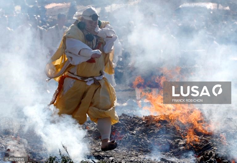 Festival anual de caminhada sobre brasas do templo Takao-san Yakuo-in em Hachioji, subúrbios de Tóquio, Japão. Monges e mil fiéis participaram no festival de caminhada sobre brasas, ou Hiwatari matsuri, rezando por proteção contra doenças, segurança na família e paz no mundo.