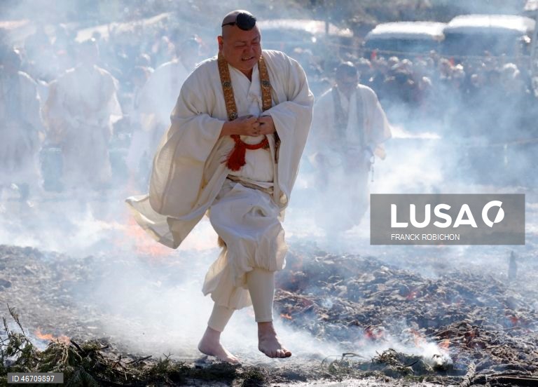 Festival anual de caminhada sobre brasas do templo Takao-san Yakuo-in em Hachioji, subúrbios de Tóquio, Japão. Monges e mil fiéis participaram no festival de caminhada sobre brasas, ou Hiwatari matsuri, rezando por proteção contra doenças, segurança na família e paz no mundo.