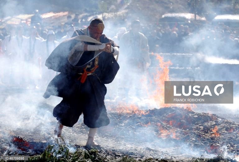 Festival anual de caminhada sobre brasas do templo Takao-san Yakuo-in em Hachioji, subúrbios de Tóquio, Japão. Monges e mil fiéis participaram no festival de caminhada sobre brasas, ou Hiwatari matsuri, rezando por proteção contra doenças, segurança na família e paz no mundo.