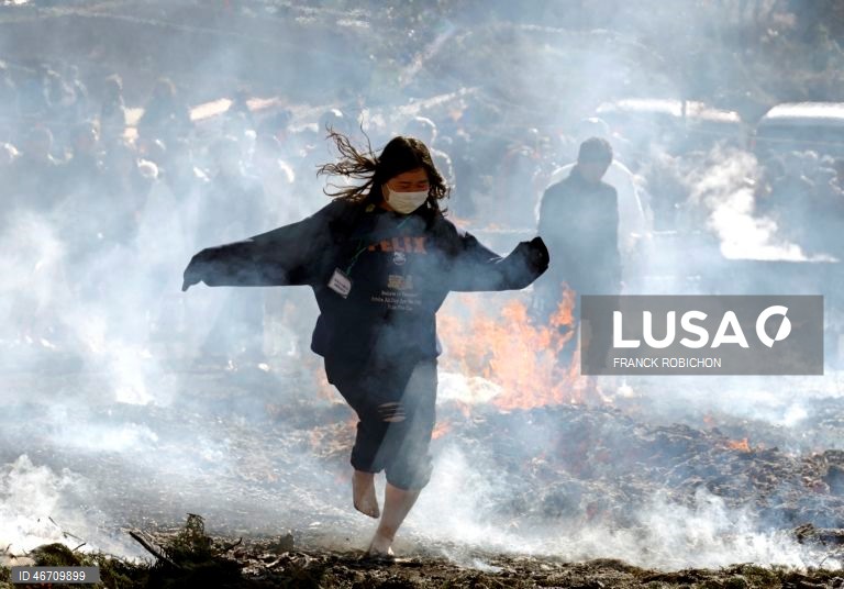 Festival anual de caminhada sobre brasas do templo Takao-san Yakuo-in em Hachioji, subúrbios de Tóquio, Japão. Monges e mil fiéis participaram no festival de caminhada sobre brasas, ou Hiwatari matsuri, rezando por proteção contra doenças, segurança na família e paz no mundo.