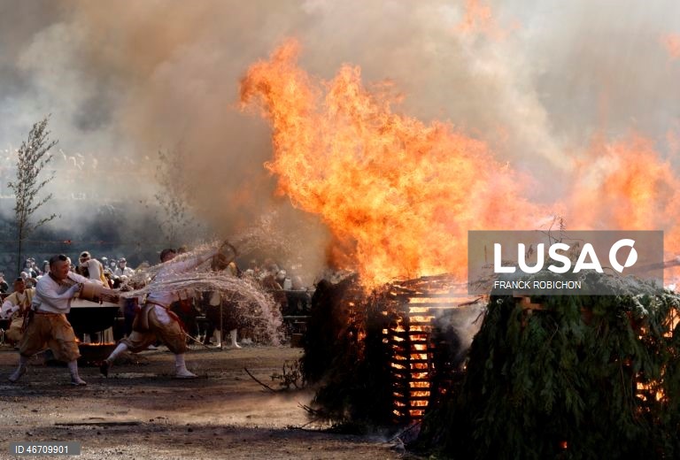 Festival anual de caminhada sobre brasas do templo Takao-san Yakuo-in em Hachioji, subúrbios de Tóquio, Japão. Monges e mil fiéis participaram no festival de caminhada sobre brasas, ou Hiwatari matsuri, rezando por proteção contra doenças, segurança na família e paz no mundo.