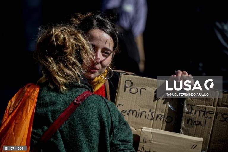 Participantes na Manifestação Nacional de Mulheres, promovida pelo Movimento Democrático de Mulheres e sob o lema “Vida com dignidade. Direitos com igualdade”, no Porto, 08 de março de 2026. MANUEL FERNANDO ARAÚJO/LUSA