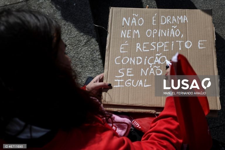 Participantes na Manifestação Nacional de Mulheres, promovida pelo Movimento Democrático de Mulheres e sob o lema “Vida com dignidade. Direitos com igualdade”, no Porto, 08 de março de 2026. MANUEL FERNANDO ARAÚJO/LUSA