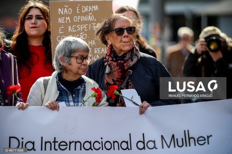 Participantes na Manifestação Nacional de Mulheres, promovida pelo Movimento Democrático de Mulheres e sob o lema “Vida com dignidade. Direitos com igualdade”, no Porto, 08 de março de 2026. MANUEL FERNANDO ARAÚJO/LUSA