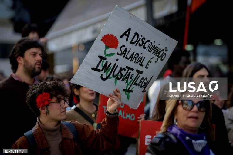 Participantes na Manifestação Nacional de Mulheres, promovida pelo Movimento Democrático de Mulheres e sob o lema “Vida com dignidade. Direitos com igualdade”, no Porto, 08 de março de 2026. MANUEL FERNANDO ARAÚJO/LUSA