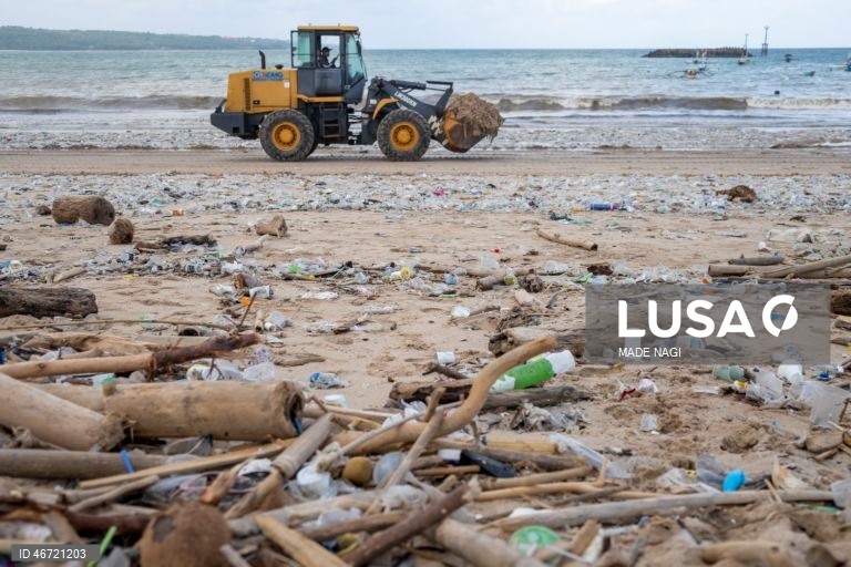 Indonésia: Acumulação de lixo na praia de Kedonganan no Bali