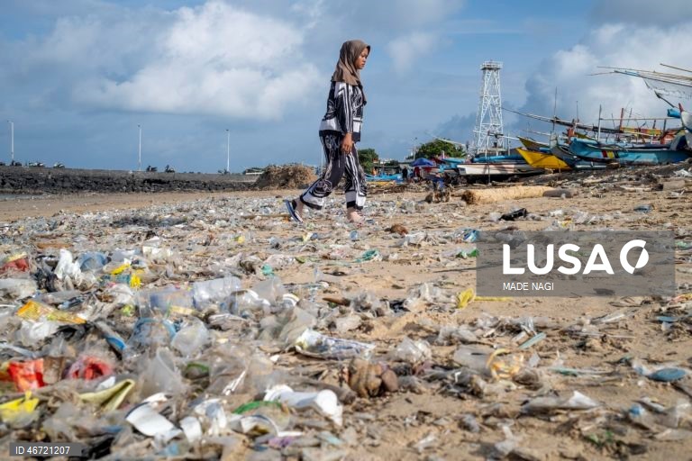 Indonésia: Acumulação de lixo na praia de Kedonganan no Bali
