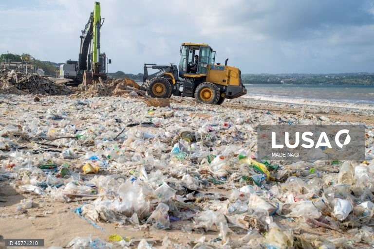 Indonésia: Acumulação de lixo na praia de Kedonganan no Bali