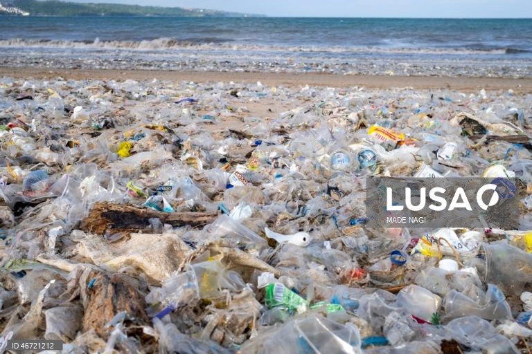 Indonésia: Acumulação de lixo na praia de Kedonganan no Bali