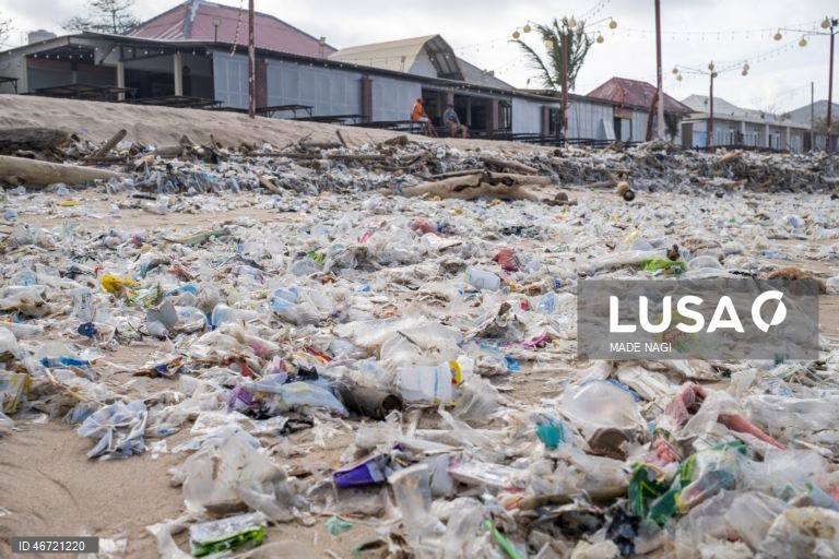 Indonésia: Acumulação de lixo na praia de Kedonganan no Bali