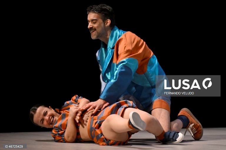 Ensaio de imprensa do espetáculo “Falsas Histórias Verdadeiras: Uma Pina Colagem “,  a primeira produção do novo diretor artístico, Victor Hugo Pontes, teatro Nacional São João, no Porto, 10 de março de 2026. A peça “Falsas Histórias Verdadeiras: Uma Pina Colagem“ é um espetáculo que remistura em cena a obra dramática e poética de Manuel António Pina (1943-2012), com composição musical de A Garota Não. FERNANDO VELUDO/LUSA