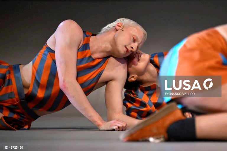 Ensaio de imprensa do espetáculo “Falsas Histórias Verdadeiras: Uma Pina Colagem “,  a primeira produção do novo diretor artístico, Victor Hugo Pontes, teatro Nacional São João, no Porto, 10 de março de 2026. A peça “Falsas Histórias Verdadeiras: Uma Pina Colagem“ é um espetáculo que remistura em cena a obra dramática e poética de Manuel António Pina (1943-2012), com composição musical de A Garota Não. FERNANDO VELUDO/LUSA