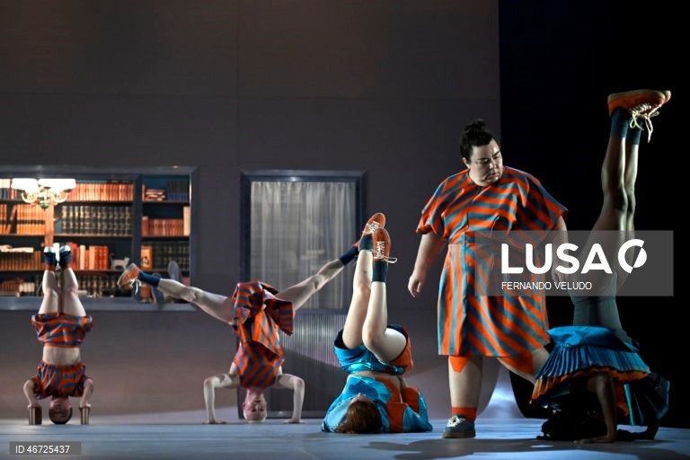 Ensaio de imprensa do espetáculo “Falsas Histórias Verdadeiras: Uma Pina Colagem “,  a primeira produção do novo diretor artístico, Victor Hugo Pontes, teatro Nacional São João, no Porto, 10 de março de 2026. A peça “Falsas Histórias Verdadeiras: Uma Pina Colagem“ é um espetáculo que remistura em cena a obra dramática e poética de Manuel António Pina (1943-2012), com composição musical de A Garota Não. FERNANDO VELUDO/LUSA
