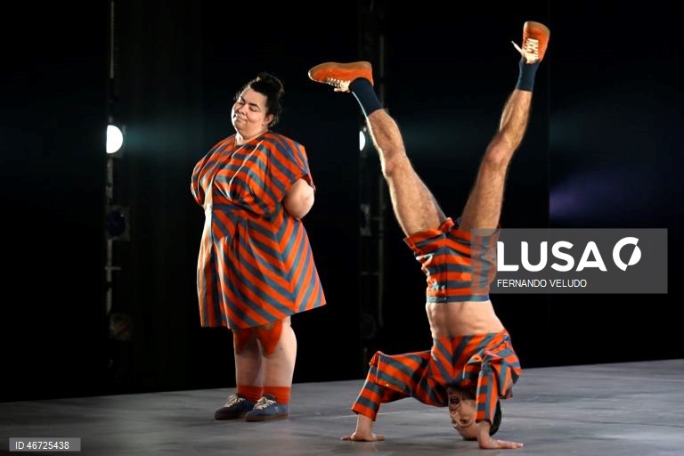 Ensaio de imprensa do espetáculo “Falsas Histórias Verdadeiras: Uma Pina Colagem “,  a primeira produção do novo diretor artístico, Victor Hugo Pontes, teatro Nacional São João, no Porto, 10 de março de 2026. A peça “Falsas Histórias Verdadeiras: Uma Pina Colagem“ é um espetáculo que remistura em cena a obra dramática e poética de Manuel António Pina (1943-2012), com composição musical de A Garota Não. FERNANDO VELUDO/LUSA