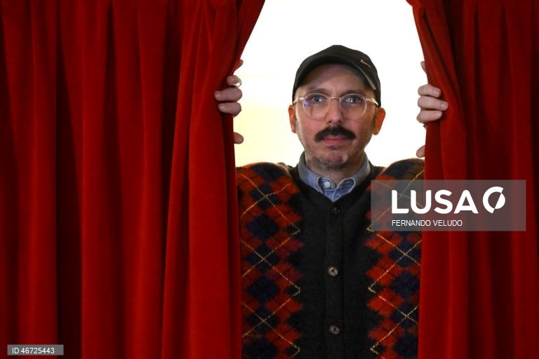 O diretor artístico, Victor Hugo Pontes, após o ensaio de imprensa do espetáculo “Falsas Histórias Verdadeiras: Uma Pina Colagem “, no teatro Nacional São João, no Porto, 10 de março de 2026. A peça “Falsas Histórias Verdadeiras: Uma Pina Colagem“ é um espetáculo que remistura em cena a obra dramática e poética de Manuel António Pina (1943-2012), com composição musical de A Garota Não. FERNANDO VELUDO/LUSA