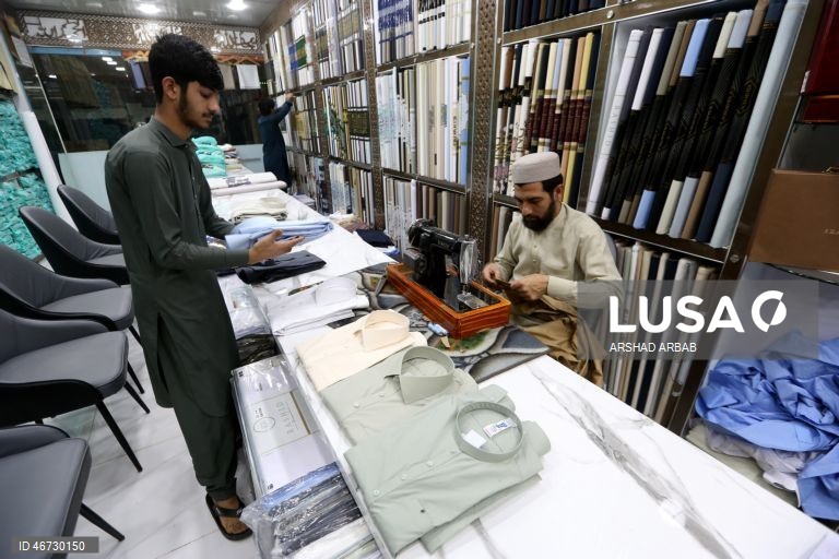 Paquistão: Alfaiates preparam roupas para o Eid al-Fitr