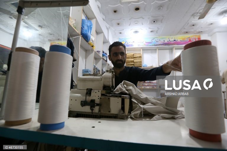 Paquistão: Alfaiates preparam roupas para o Eid al-Fitr