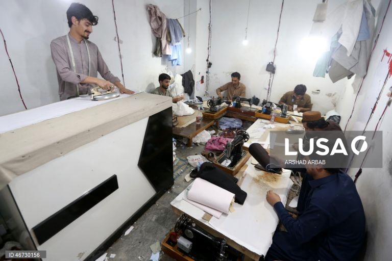 Paquistão: Alfaiates preparam roupas para o Eid al-Fitr