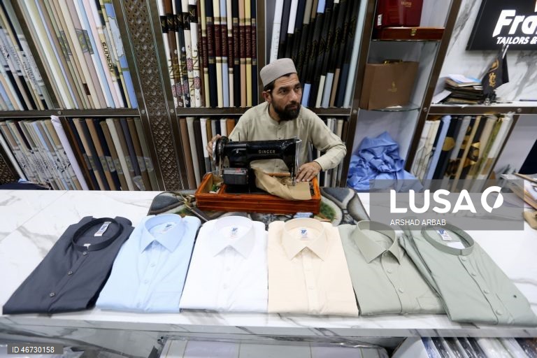 Paquistão: Alfaiates preparam roupas para o Eid al-Fitr