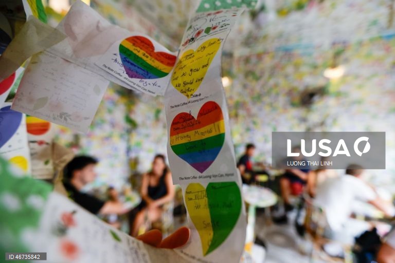 Vietname: turistas visitam o Note Coffee, coberto de post-its, em Hanói