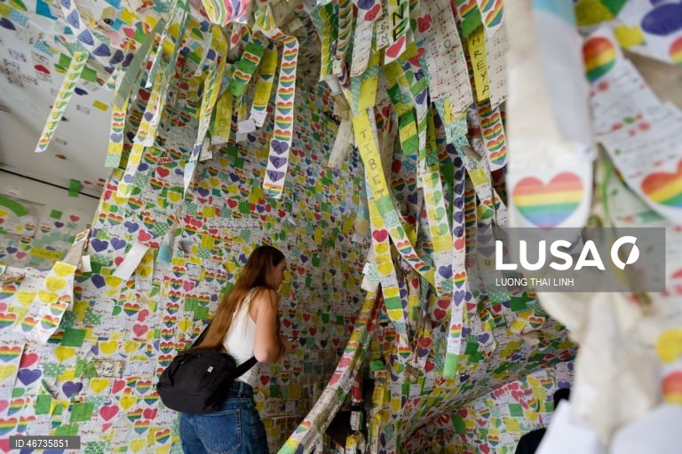 Vietname: turistas visitam o Note Coffee, coberto de post-its, em Hanói