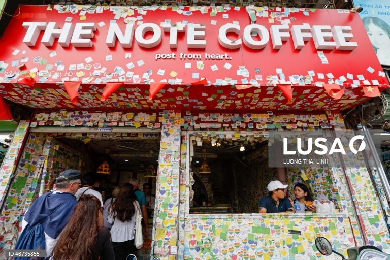 Vietname: turistas visitam o Note Coffee, coberto de post-its, em Hanói