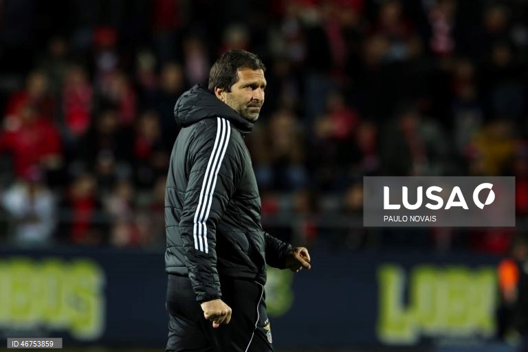 O Benfica visitou e venceu hoje o Arouca por 2-1, com uma reviravolta concretizada pelo avançado sérvio Ivanovic, aos 90+6 minutos, em encontro da 26.ª jornada da I Liga portuguesa de futebol.