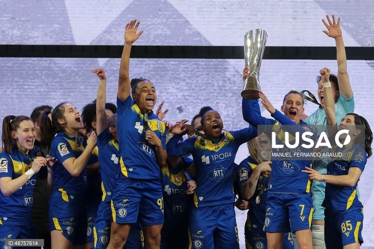 As jogadoras do Nun’Alvares, festejam a conquista do troféu contra o Benfica durante o jogo da Final da Taça da Liga de Futsal, realizado no Pavilhão Multiusos de Gondomar, em Gondomar, 15 Março 2026, MANUEL FERNANDO ARAUJO/LUSA