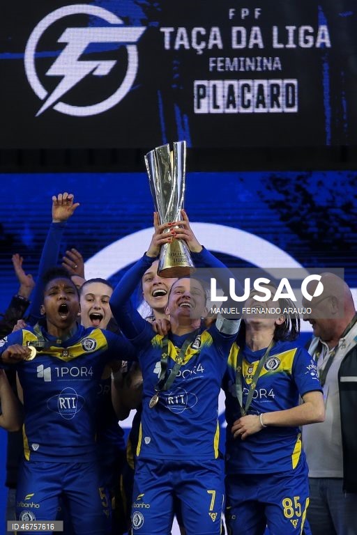 As jogadoras do Nun’Alvares, festejam a conquista do troféu contra o Benfica durante o jogo da Final da Taça da Liga de Futsal, realizado no Pavilhão Multiusos de Gondomar, em Gondomar, 15 Março 2026, MANUEL FERNANDO ARAUJO/LUSA