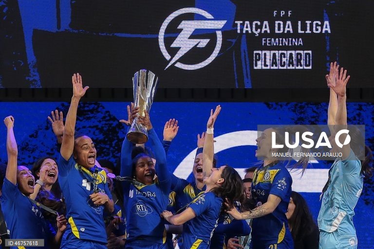 As jogadoras do Nun’Alvares, festejam a conquista do troféu contra o Benfica durante o jogo da Final da Taça da Liga de Futsal, realizado no Pavilhão Multiusos de Gondomar, em Gondomar, 15 março 2026, MANUEL FERNANDO ARAUJO/LUSA