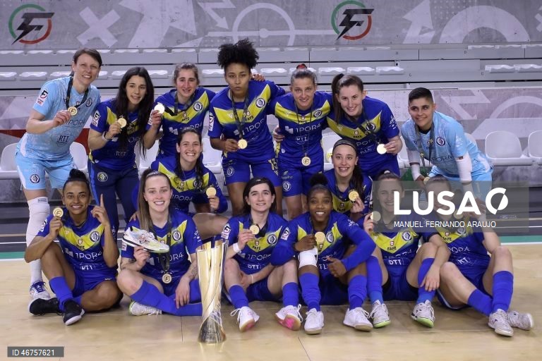 As jogadoras do Nun’Alvares, festejam a conquista do troféu contra o Benfica durante o jogo da Final da Taça da Liga de Futsal, realizado no Pavilhão Multiusos de Gondomar, em Gondomar, 15 março 2026, MANUEL FERNANDO ARAUJO/LUSA