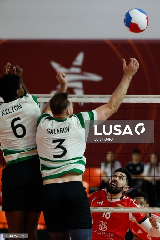 O jogador do Benfica AndréAleixo (D) em ação contra o jogador do Sporting Jan Galabov durante o jogo da final da Taça de Portugal de voleibol, disputado no Pavilhão Municipal de Albufeira, 15 de março de 2026. LUÍS FORRA/LUSA 