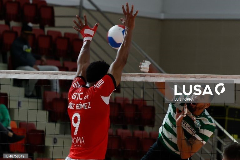 O jogador do Benfica Nivaldo Gomez (E) em ação contra o jogador do Sporting Kelton Tavares durante o jogo da final da Taça de Portugal de voleibol, disputado no Pavilhão Municipal de Albufeira, 15 de março de 2026. LUÍS FORRA/LUSA 