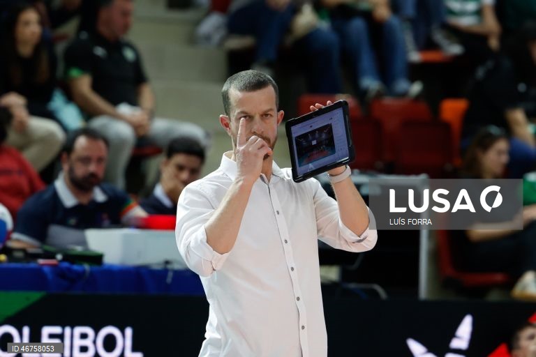 O treinador do Benfica, Marcel Matz, durante o jogo da final da Taça de Portugal de voleibol contra o Sporting, disputado no Pavilhão Municipal de Albufeira, 15 de março de 2026. LUÍS FORRA/LUSA 