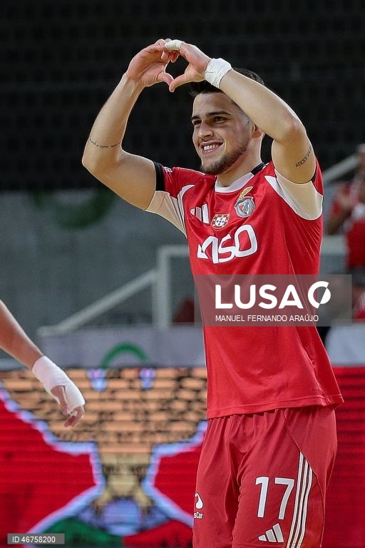 O jogador do Benfica Carlos Monteiro festeja um golo obtido contra o Eléctrico durante o jogo da Final da Taça da Liga de futsal, realizado no Pavilhão Multiúsos de Gondomar, 15 de março de 2026. MANUEL FERNANDO ARAÚJO/LUSA