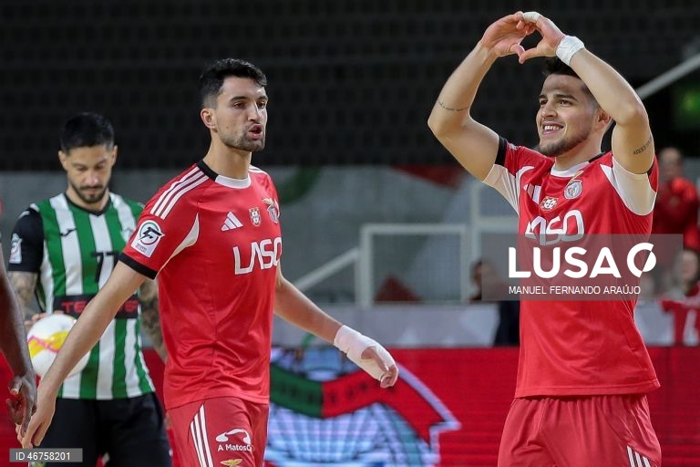 O jogador do Benfica Carlos Monteiro (D) festeja um golo obtido contra o Eléctrico durante o jogo da Final da Taça da Liga de futsal, realizado no Pavilhão Multiúsos de Gondomar, 15 de março de 2026. MANUEL FERNANDO ARAÚJO/LUSA