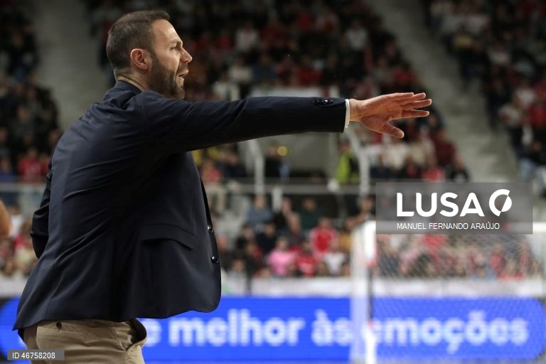 O treinador do Benfica Cassiano Klein durante o jogo da Final da Taça da Liga de futsal contra o Eléctrico, realizado no Pavilhão Multiúsos de Gondomar, 15 de março de 2026. MANUEL FERNANDO ARAÚJO/LUSA